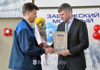 Глава администрации Городецкого района В.В. Беспалов вручает награду  Э.Н. Кузьмину, руководителю испытательного центра &laquo;Мотор&raquo; управления главного конструктора НТЦ ЗФ ООО &laquo;УАЗ&raquo;