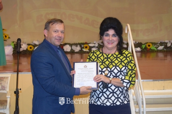 И.Н. Норенков вручает Благодарственное письмо правительства начальнику отдела экономики, промышленности, торговли, предпринимательства, инвестиций, формирования тарифов и муниципального заказа администрации Вачского муниципального района А.М. Фирсовой