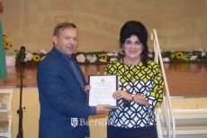 И.Н. Норенков вручает Благодарственное письмо правительства начальнику отдела экономики, промышленности, торговли, предпринимательства, инвестиций, формирования тарифов и муниципального заказа администрации Вачского муниципального района А.М. Фирсовой