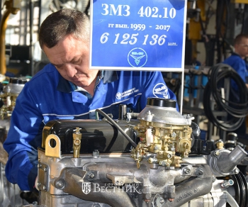 Сборка последнего экземпляра была доверена опытнейшему работнику &ndash; слесарю механосборочных работ, бригадиру участка 4932 Виталию Петровичу Никифорову