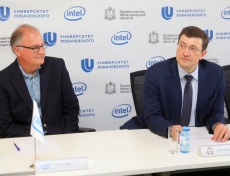 Глеб Никитин и вице-президент Intel Билл Севидж обсудили тему цифровой трансформации бизнеса в рамках круглого стола