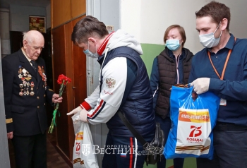Волонтеры доставляют нижегородским ветеранам праздничные продуктовые наборы