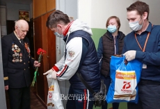 Волонтеры доставляют нижегородским ветеранам праздничные продуктовые наборы