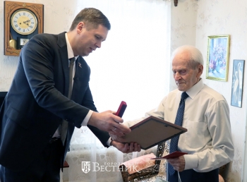 А.Н. Гнеушев поздравляет В.Я. Курицына