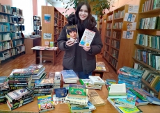 Эвелина Бушуева дарит книги библиотеке