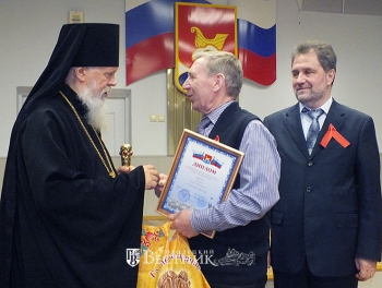 Награду получает С.П. Гусев, ведущий специалист управления сельского хозяйства районной администрации