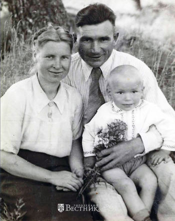 Фёдор Иванович Орехов с женой Евдокией Афанасьевной и сыном Мишей