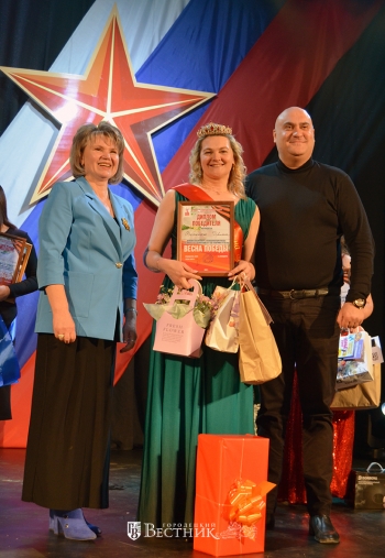 Заместитель главы администрации Городецкого округа Т.В. Смирнова и С.А. Искендеров награждают победительницу конкурса &laquo;Весна Победы&raquo; Ирину Веснину