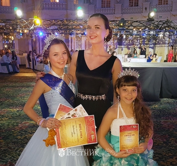 А. Трубникова, Д. Никифорова и их творческий руководитель Е.Г. Максимушкина