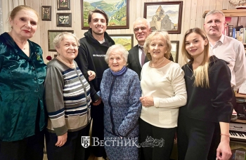 Е.П. Соколова с родственниками и сотрудниками ПАО «РусГидро»