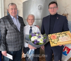 В.Я. Курицына поздравляют Н.Ф. Поляков и А.Ю. Мудров