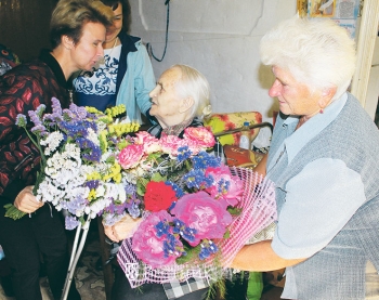 Софью Константиновну поздравляют Т.В. Беганцева и С.П. Новожилова