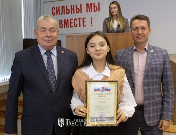 Председатель Земского собрания Городецкого района Н.Ф. Поляков и первый заместитель главы администрации Городецкого района А.В. Сатанов награждают Элину Евсееву