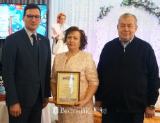 А.Ю. Мудров и Н.Ф. Поляков награждают Н.С. Приваловскую