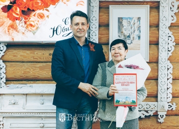 А.В. Сатанов поздравляет А.В. Соколову