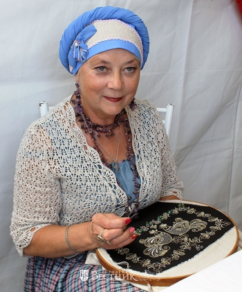 Солнечная нить тянется к её рукам...