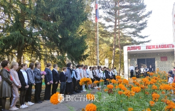 Торжественная линейка у здания школы