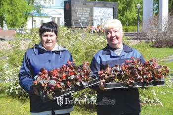 Работницы цеха благоустройства Г.Б. Белова и Г.А. Гунякова