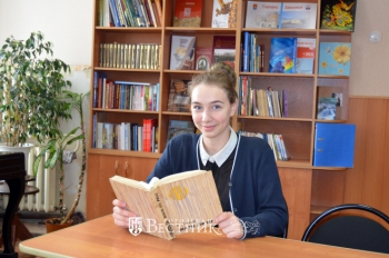 А. Григорьева с книгой В. Пескова