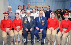 А.С. Павлючков и В.К. Суханов с юнармейцами и учителями школы № 1