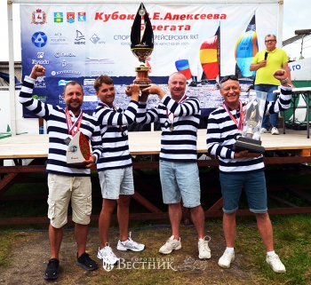 Экипаж яхты «Попутный ветер», обладатель главного приза соревнований – «Кубок Р.Е. Алексеева»