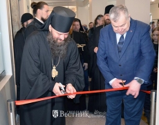 Выставку открывают владыка Парамон и Н.Ф. Поляков