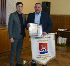 А.Ю. Мудров вручает штандарт И.А. Ященко