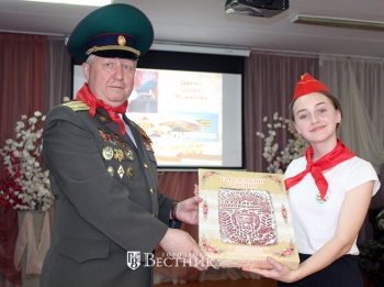 Зелёная фуражка и красный галстук