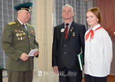 М.Ю. Шмагрин награждает учащуюся Полину Ворожейкину