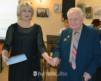Директор Дворца культуры г. Заволжья Л.В. Захарова вручает Благодарственное письмо ветерану Великой Отечественной войны А.Г. Лебеднову