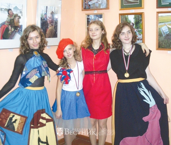 Слева направо лауреаты I степени конкурса Н. Ледяева, К. Савидова, А. Обыдённова, С. Сойни